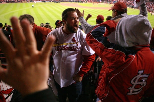 Photo: Cardinals David Freese drops a pop-up during game 6 of the World  Series in St. Louis - STL20111027324 