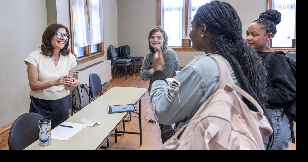 Science writer Juli Berwald shares wisdom with UMSL students