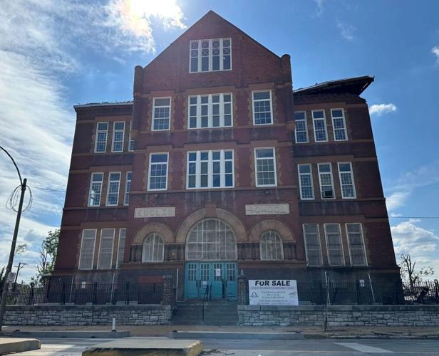 Tornado damage to �����Ӱ�ԭ�� Public Schools buildings