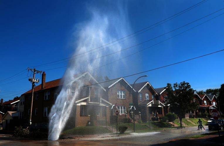Water main break blows like a geyser in north �����Ӱ�ԭ��