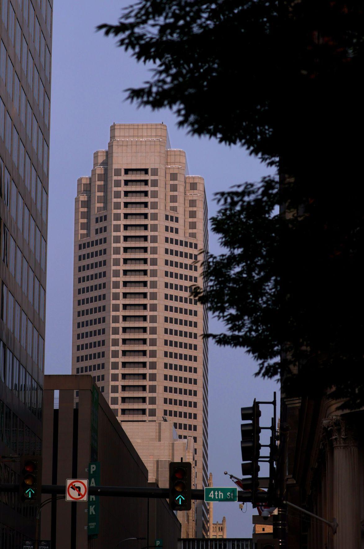 St. Louis’ AT&T tower sells for 4.1 million, a fraction of its