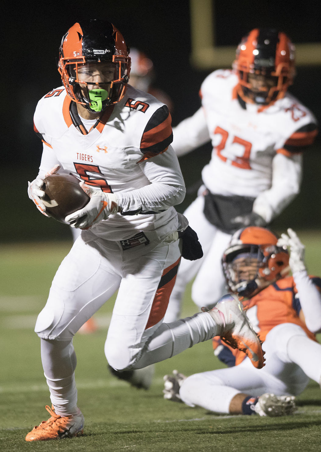 Tigers defense takes charge with big road playoff win | Illinois ...