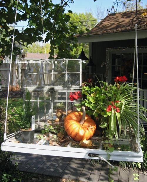 Reuse old wooden windows in the garden. Multimedia