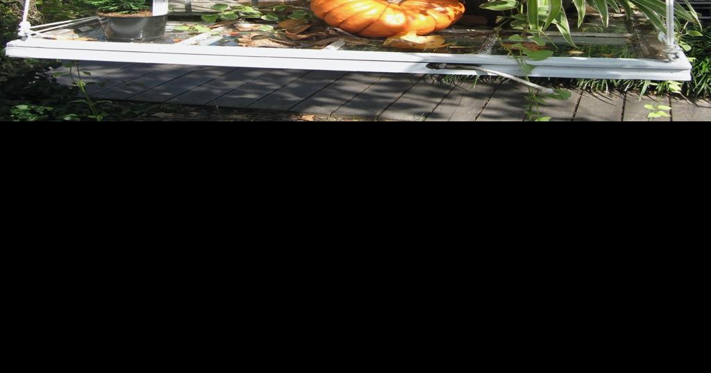 Reuse old wooden windows in the garden.