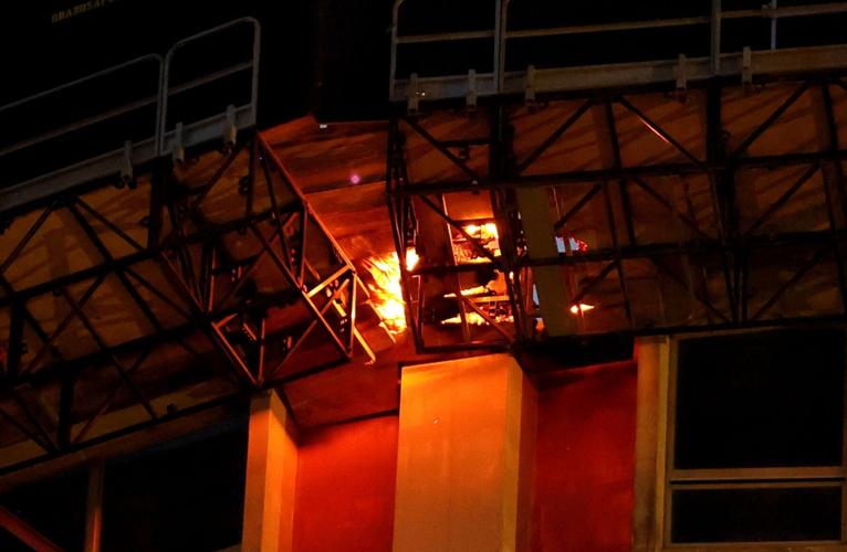 Small fire at top of Millennium Hotel in downtown �����Ӱ�ԭ��