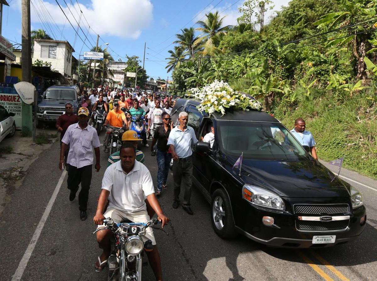 Procession accompanies Oscar Taveras' hearse