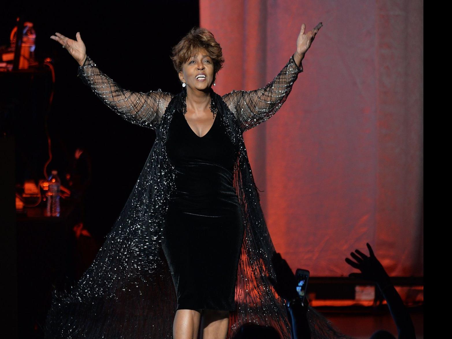 Anita Baker Delivers Finely Nostalgic Trip During Farewell Tour Stop At St Louis Fox Theatre The Blender Stltoday Com