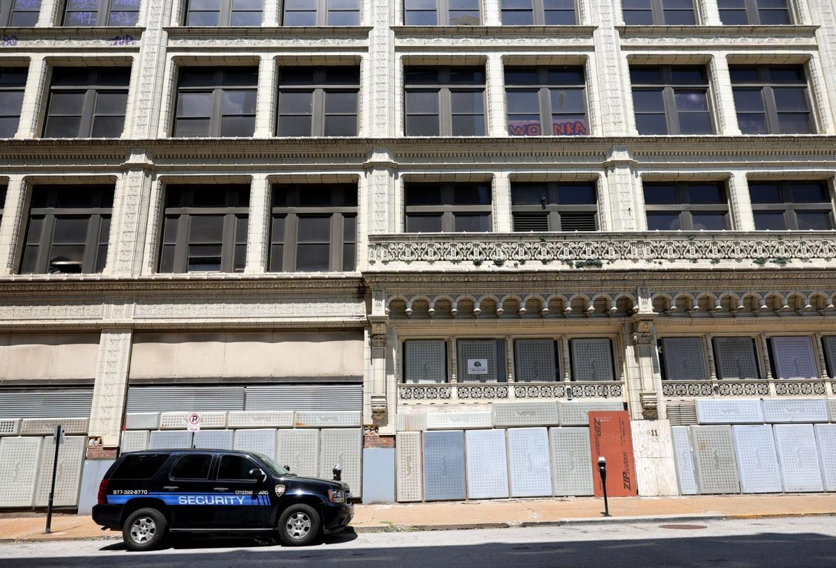Citizen's Guard patrols Railway Exchange Building in downtown �����Ӱ�ԭ��