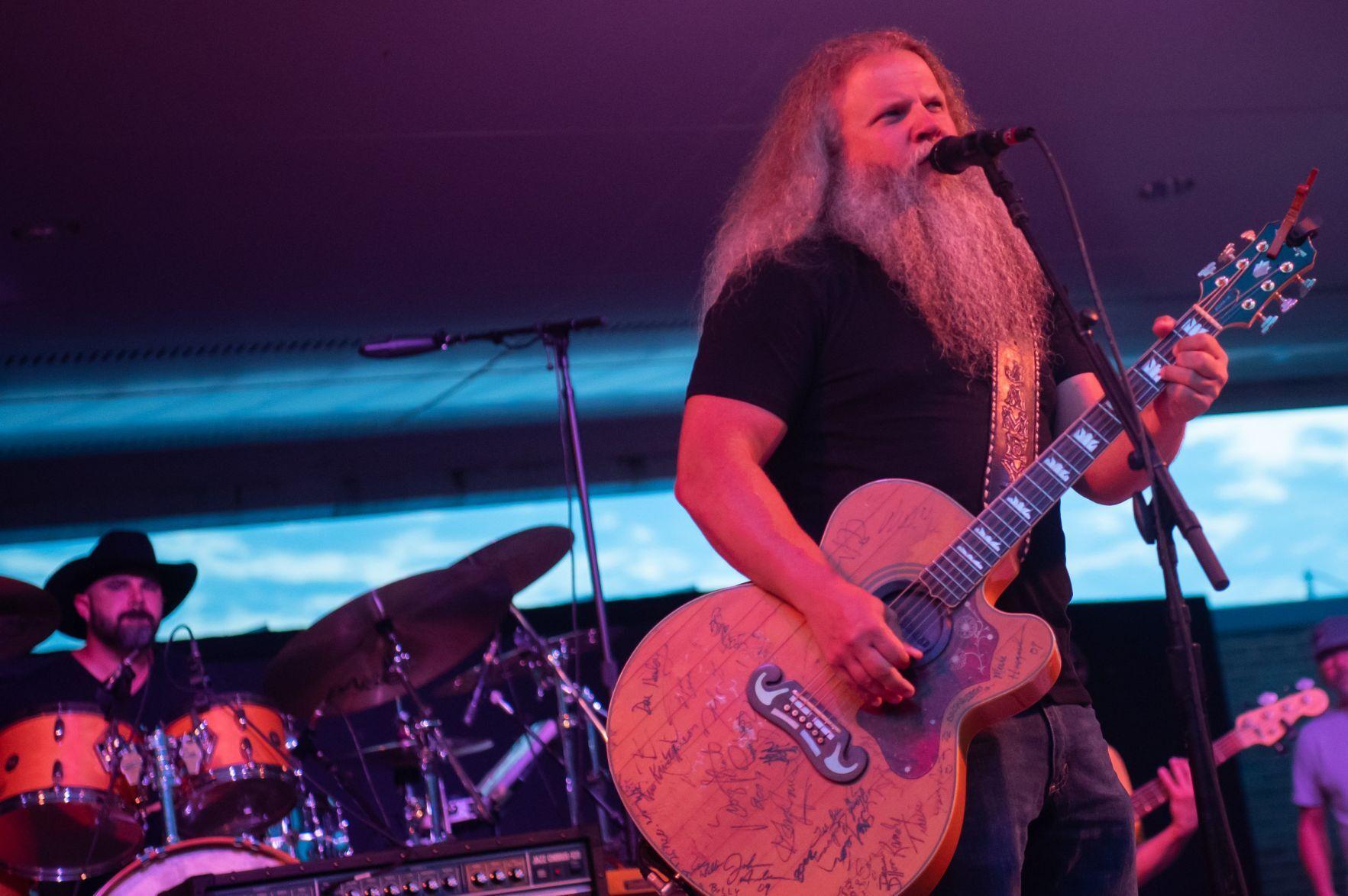 Jamey Johnson keeps outlaw country alive with concert at Chesterfield