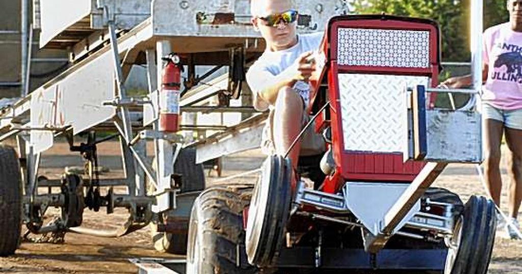 Photo Garden tractor pull at New Melle Festival