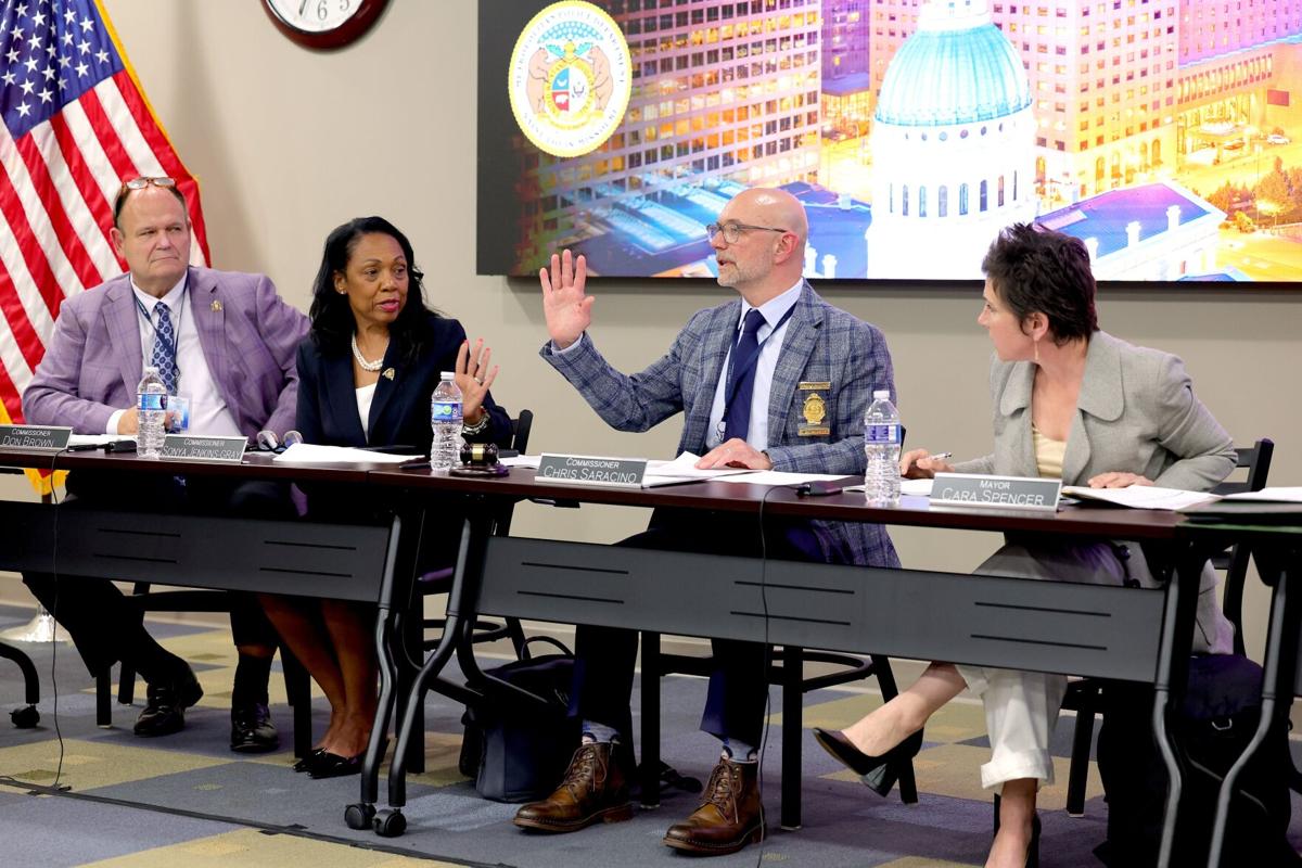 �����Ӱ�ԭ�� Board of Police Commissioner approve raises for command staff