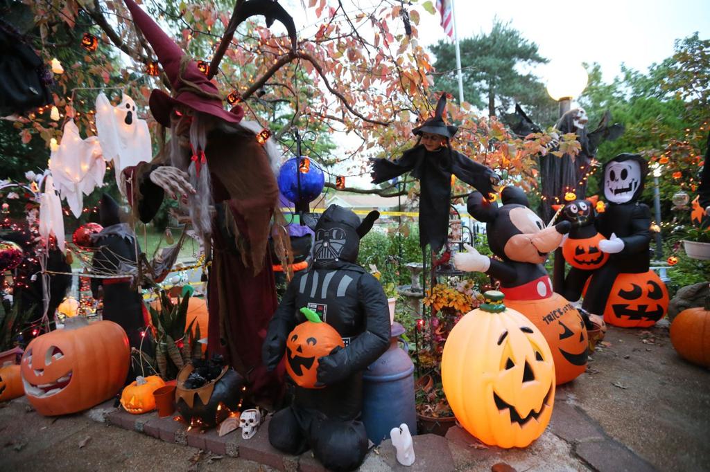 Extreme Halloween Decorations Earn St Charles Man Bigger Than