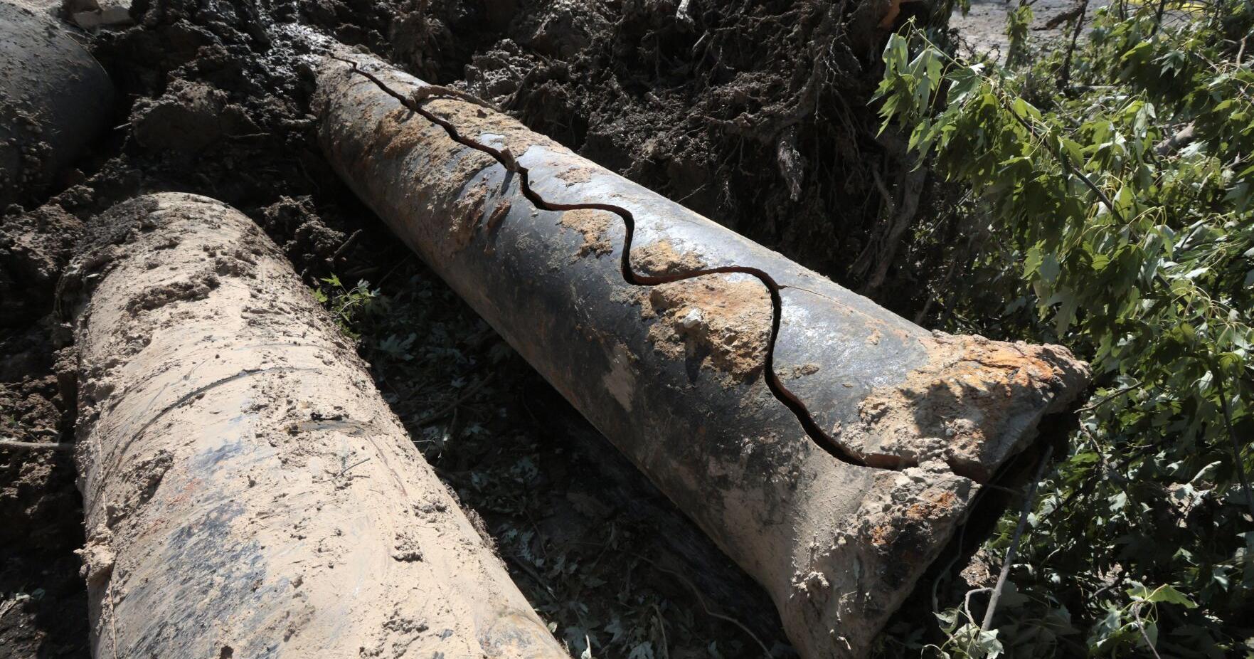 St. Louis works to fix 16 water main breaks that left roads damaged, residents without water - Vimarsana News