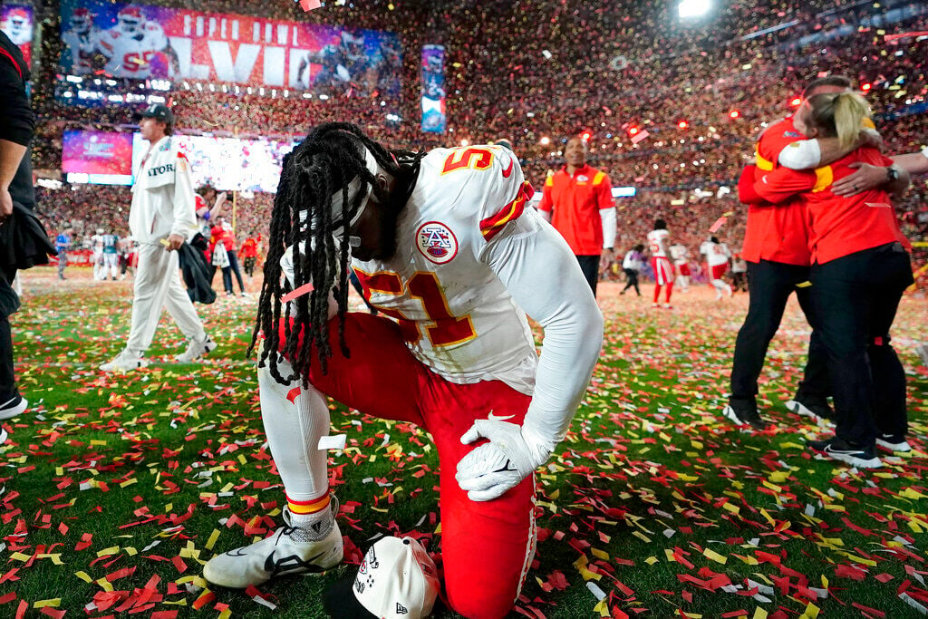 Kansas City Chiefs guard Nick Allegretti's wife delivered twin girls in  Chicago ahead of Super Bowl win - ABC7 Chicago