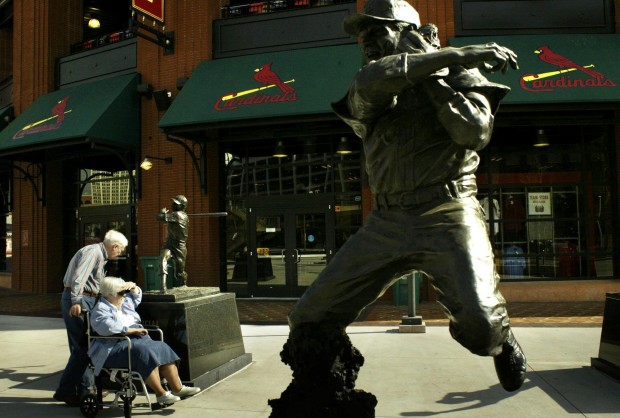 Saint Louis, MO—June 15, 2019; statue of player Stan Musial stands in front  of Major League Baseballs Cardinals team store at Busch Stadium. Stock  Photo