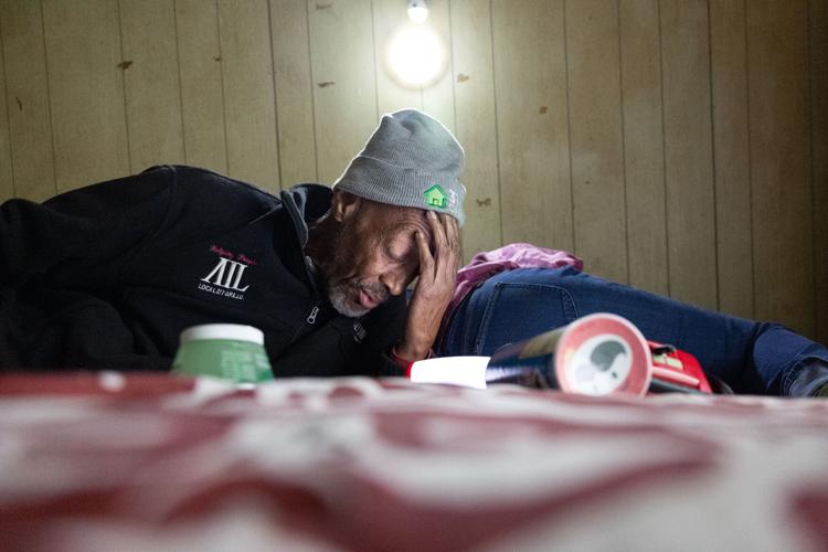 In the aftermath of the tornado, Larry Gray feeds his north �����Ӱ�ԭ�� neighbors