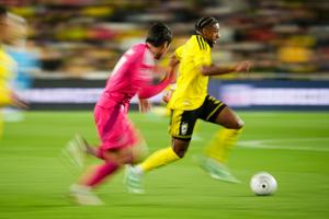 Columbus Crew defender Steven Moreira (31) dribbles during the U.S. Open Cup soccer final against the St. Louis CITY SC at
