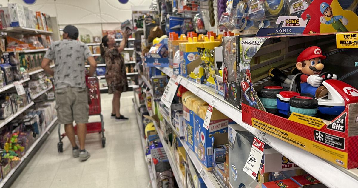 Tips to avoid going into debt for holiday shopping Tips to avoid going into debt for holiday shopping