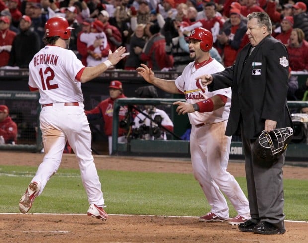 Photo: Cardinals David Freese drops a pop-up during game 6 of the World  Series in St. Louis - STL20111027324 