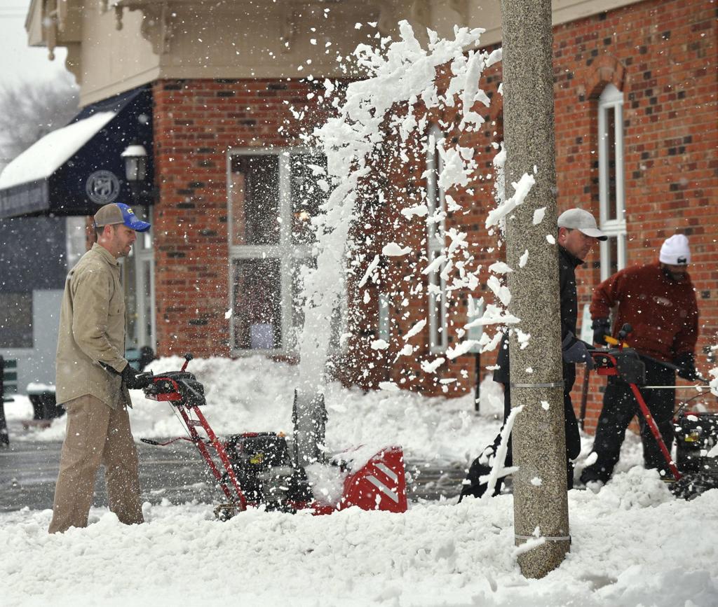 Snow Slams St Louis One Foot Of Snow Piles Up Across The Region