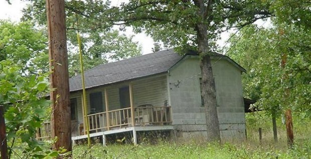 Paul S. Smith was living in this structure in Hawk Point, Mo. 