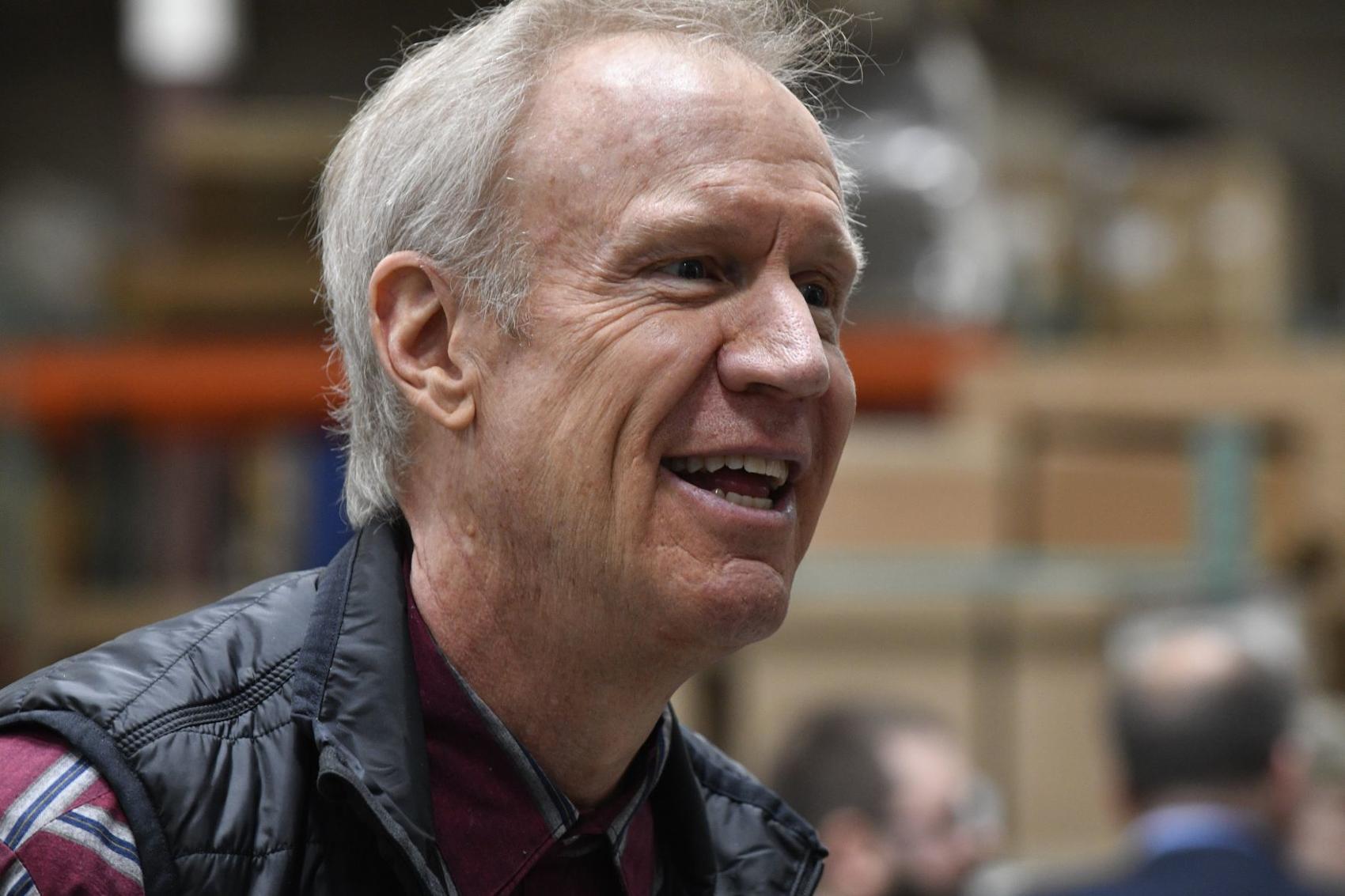 Illinois Governor Bruce Rauner visits Mac Medical in Millstadt as part of statewide tour