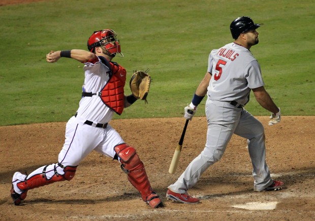 Adam Wainwright and Yadier Molina miscommunication leads to pop up falling  between them