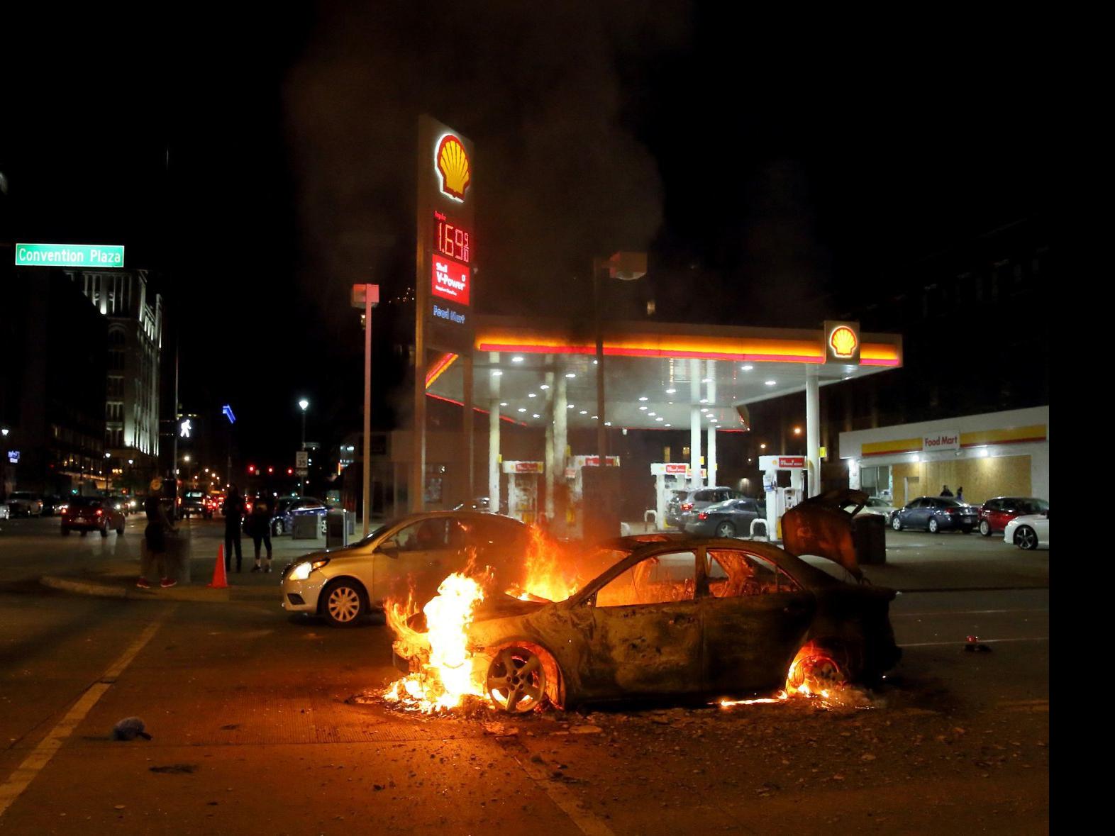 Mayhem 4 Police Officers Shot During Long Night Of Violence And Destruction In St Louis Local Stltoday Com