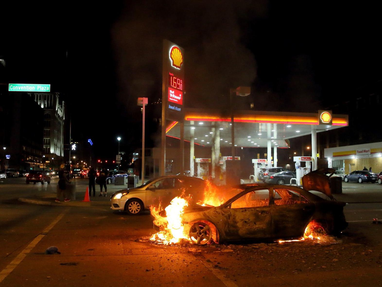 Mayhem 4 Police Officers Shot During Long Night Of Violence And Destruction In St Louis Local Stltoday Com