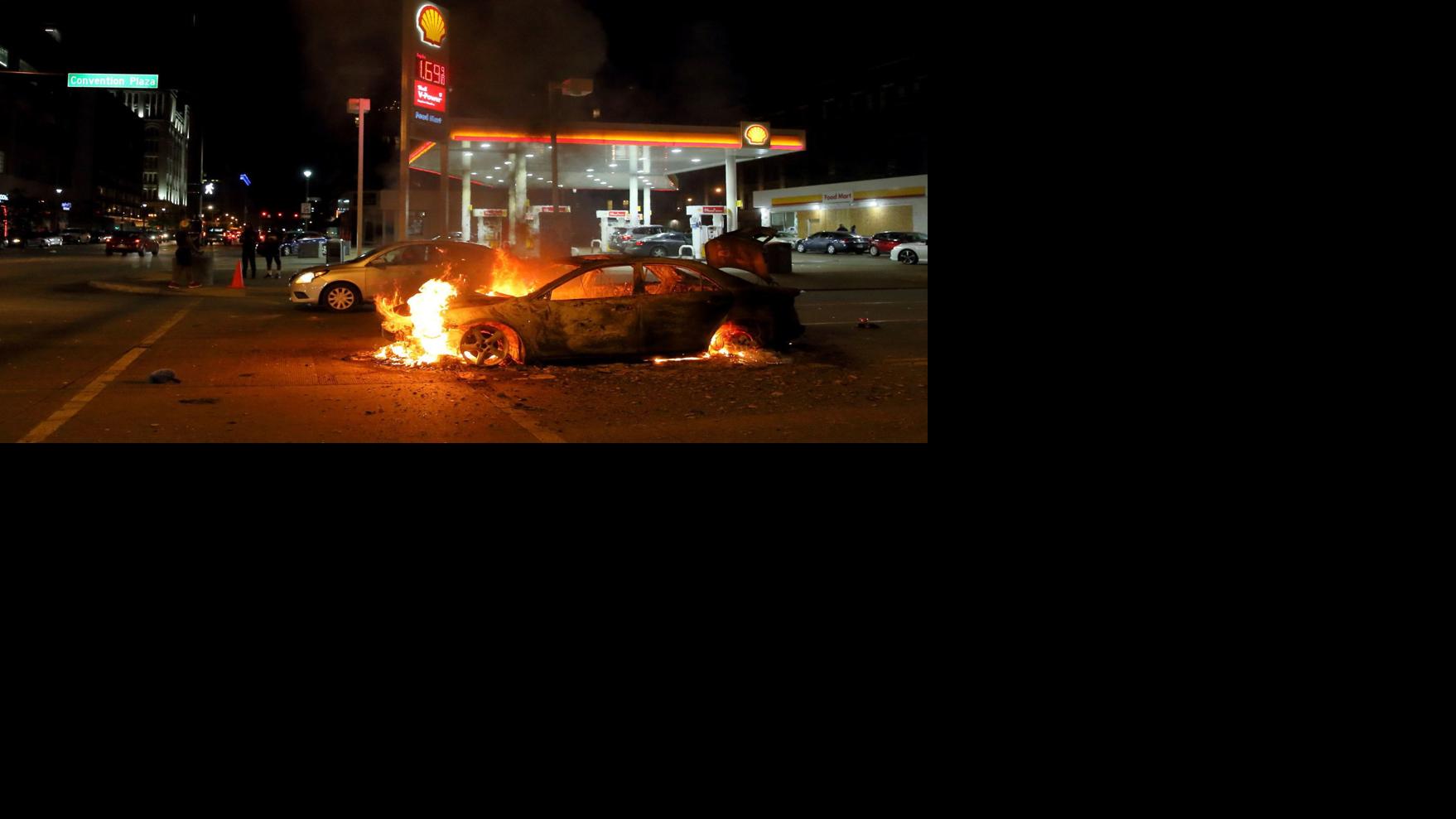 Mayhem 4 Police Officers Shot During Long Night Of Violence And Destruction In St Louis Local Stltoday Com