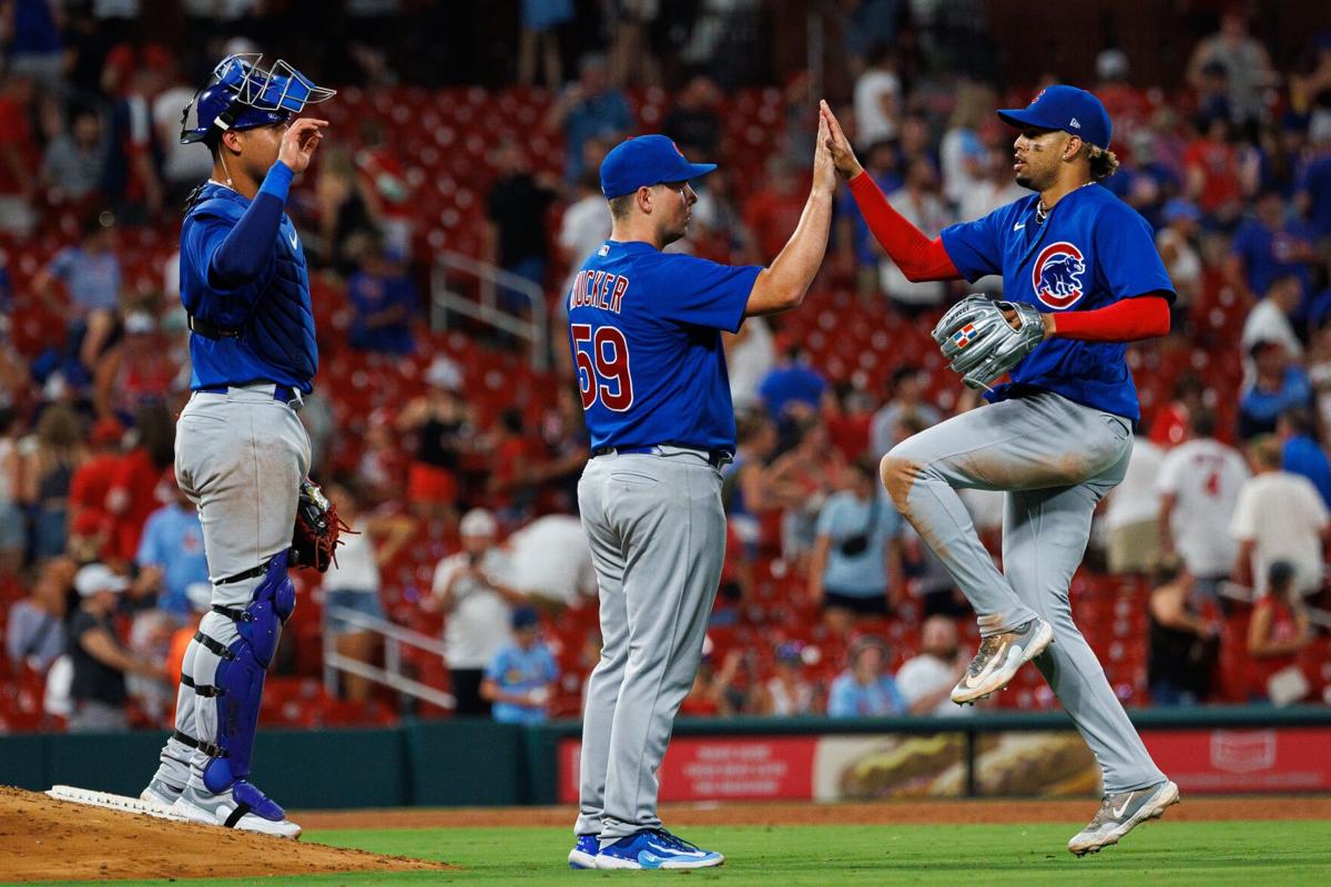 Willson Contreras gets one more salute from Cubs' teammates before