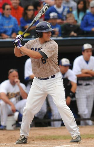 Jake Burger showing off his 𝘯𝘦𝘸 𝘥𝘢𝘥 - Chicago White Sox