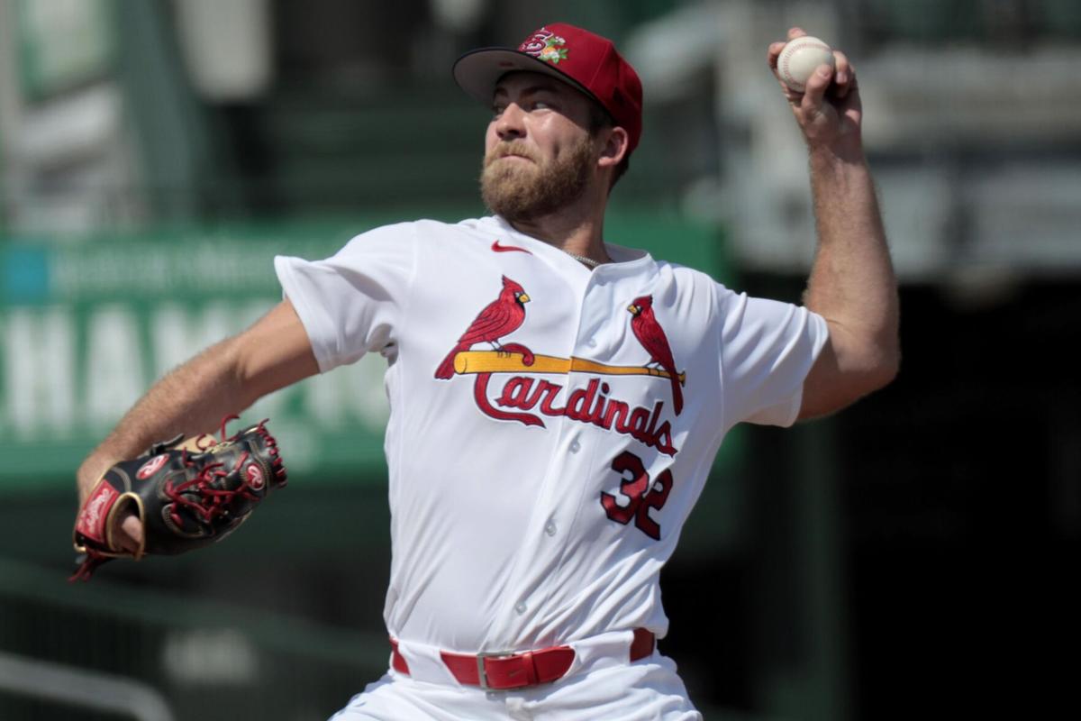 Infielder Ramon Urias returns to Cardinals on 1-year deal that includes option for 2027