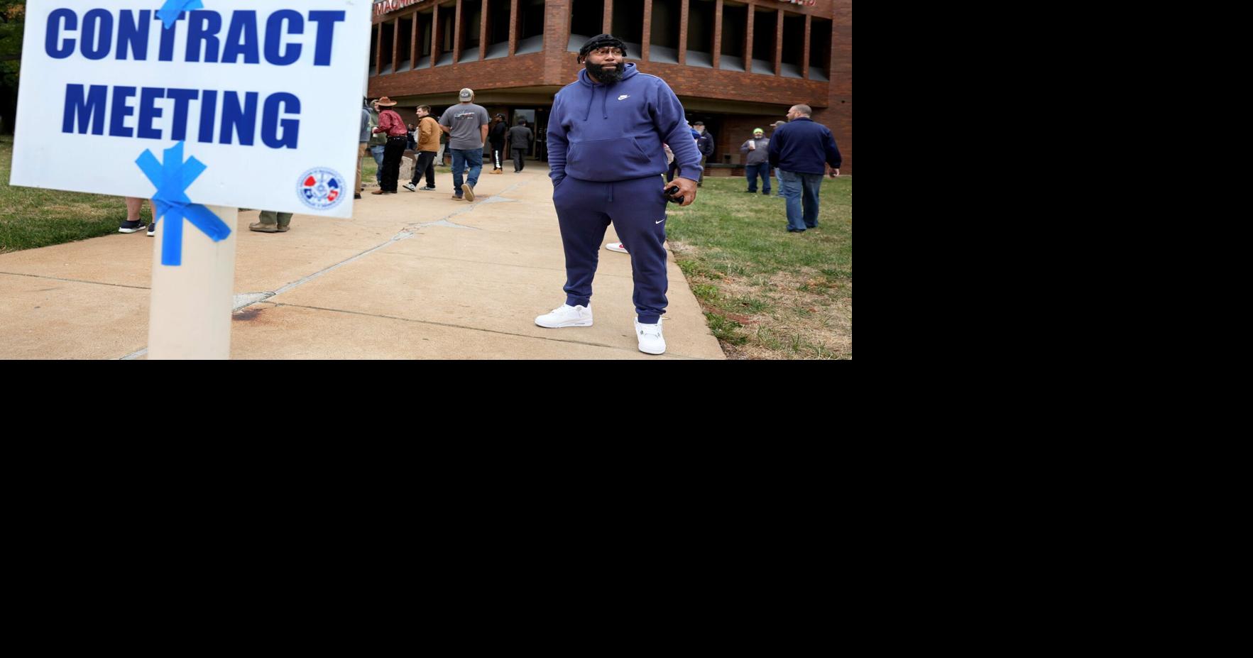 The union's bargaining committee had initially planned not to present it for a vote and declined to take a position on it when it did.