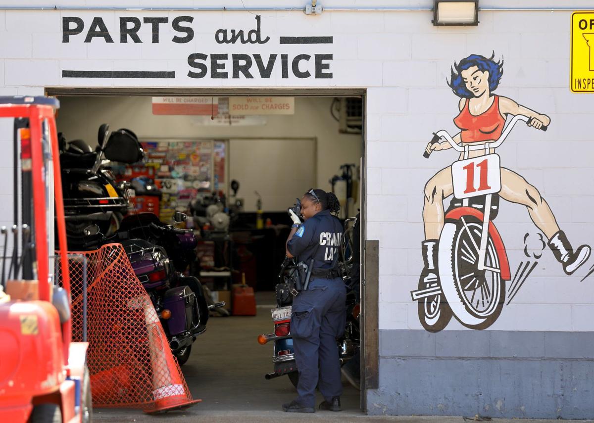 Fugitive fleeing police shot motorcyle repair shop employee