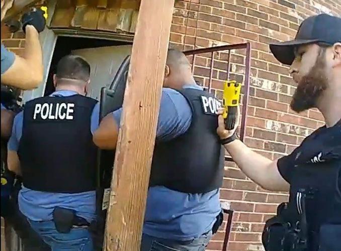 Bade_Jabir_SWAT_team_at_door_2.JPGSTL1050099358