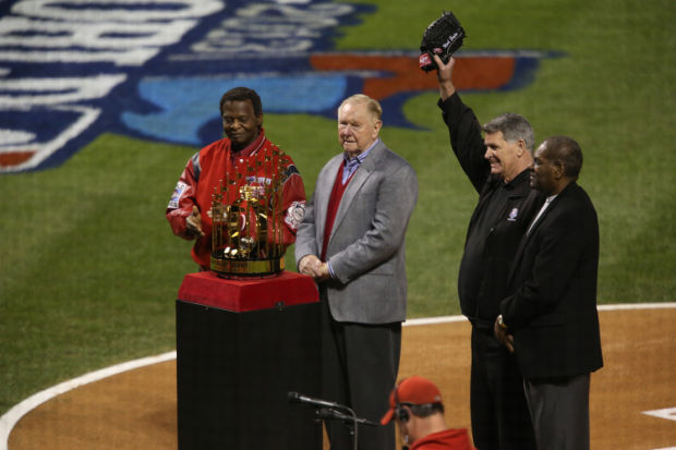 St. Louis, United States. 16th Aug, 2014. St. Louis Cardinals broadcaster Mike  Shannon shown as he is helped by Bob Gibson with his St. Louis Cardinals  Hall of Fame red jacket during