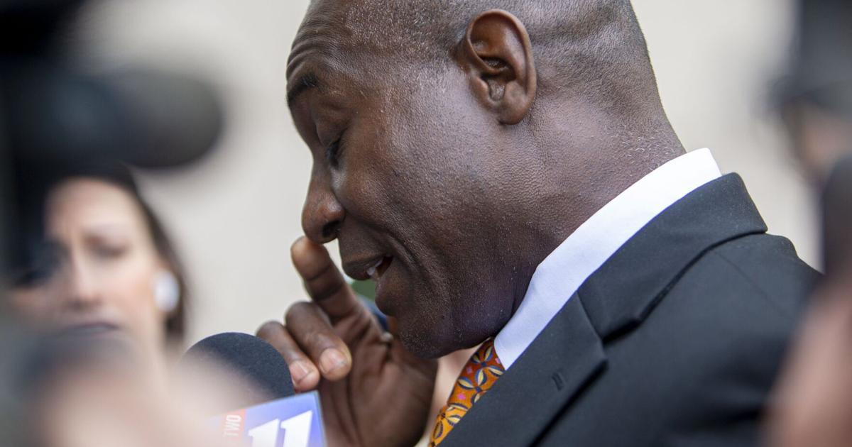 Lewis Reed, the former St. Louis aldermanic president, signs Rosenblum ...