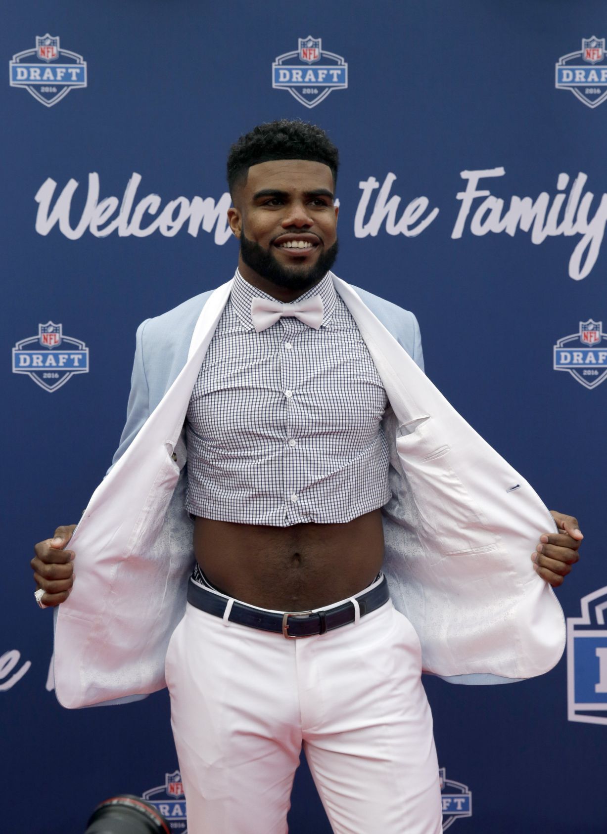 Ezekiel Elliott Tweet-cheering The Blues Raises Ruckus In Dallas | Joe ...