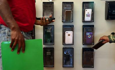 Schools try locking up cell phones to help class engagement