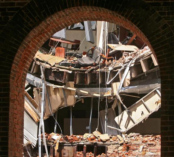 Side of Laclede's Landing building collapses; no injuries reported