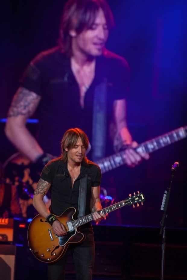 Keith Urban rocks his 'country' crowd : Entertainment