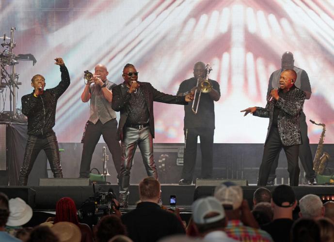 Earth Wind & Fire brave heat, perform at ӣƵ Music Park