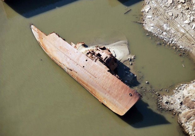 Sept. 23, 1993: Minesweeper rides the St. Louis levee, but sinks just