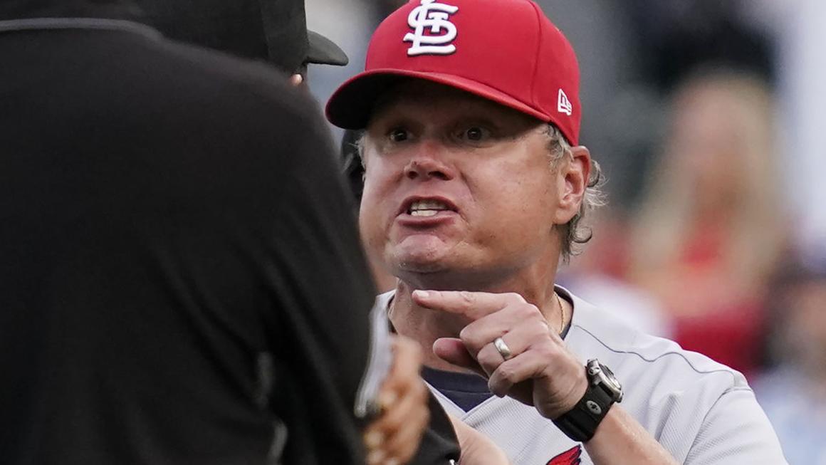 Sweetest 16: Cardinals capitalize on Cubsu2019 gifts, dodge drama in ninth for 4-2 win, their 16th consecutive