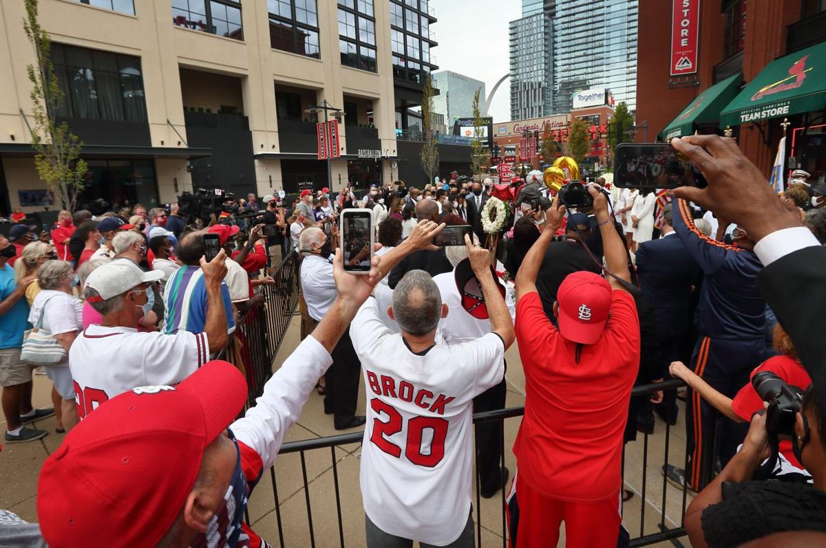 Brock family lays wreath at Lou Brock statue Saturday morning – Lindenlink