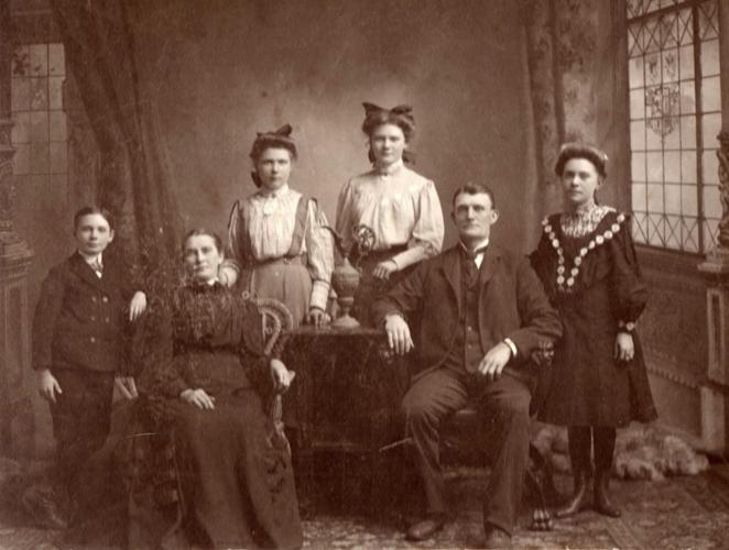 History of the Lowe-Lindemann cabin in Des Peres