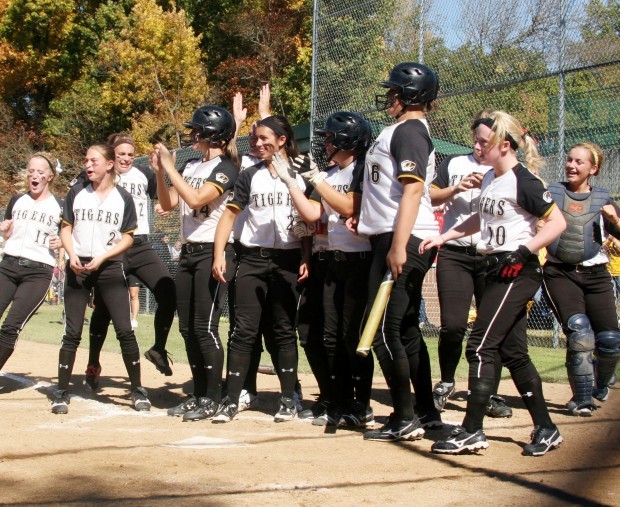 Softball notebook Defending champ Oakville playing well at right time