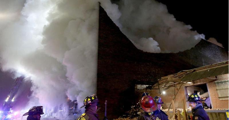 Fire breaks out at warehouse in Near North Riverfront neighborhood