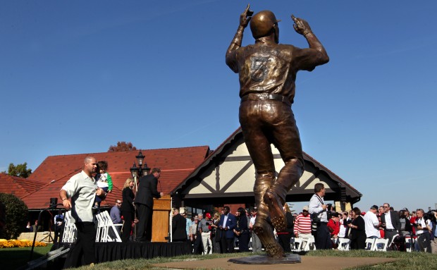 Unveiling of Pujols statue comes at opportune, odd time